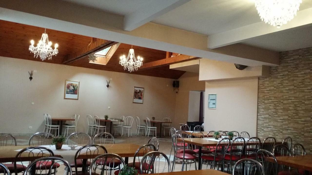 Gosciniec Ella Inn Lipniki Lipniki  ภายนอก รูปภาพ